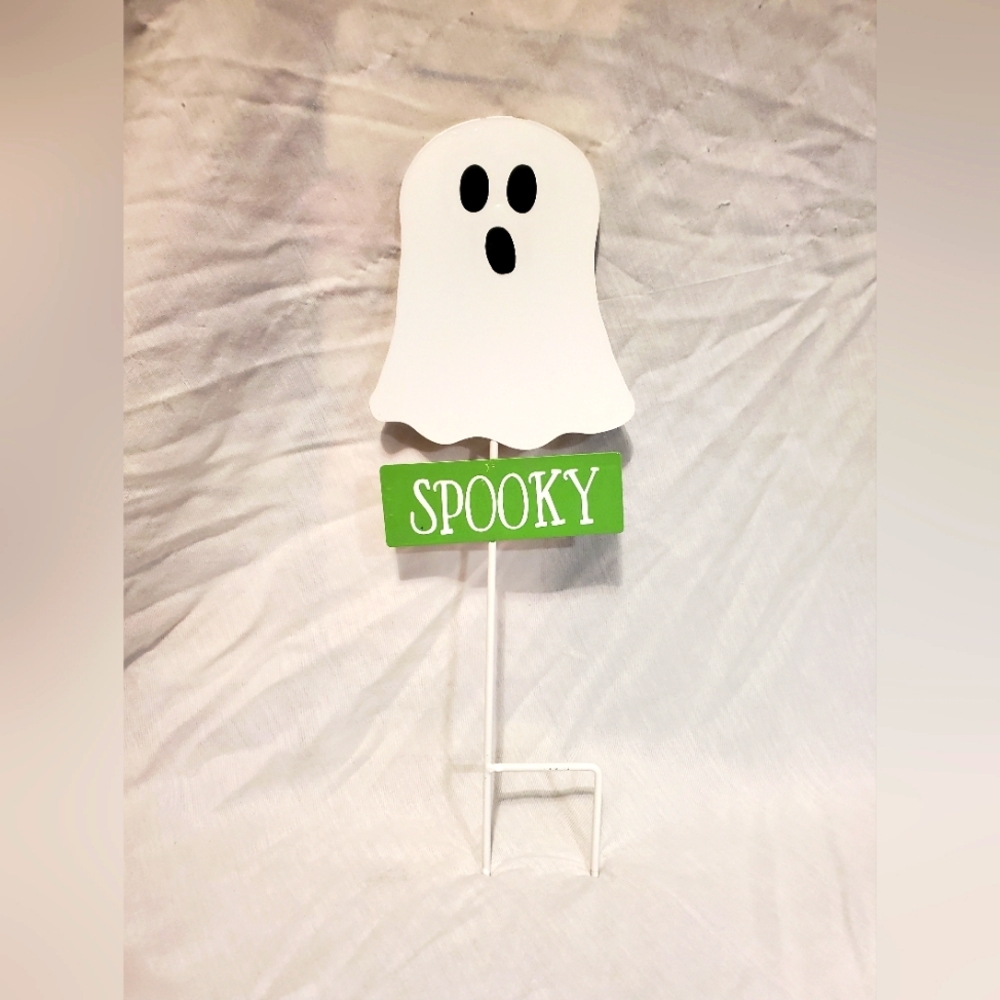 Spooky ghost yard decoration